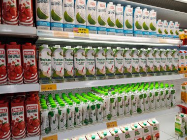 PENANG, MALAYSIA -25 Haziran 2020: Ticari kağıt ve şişelerde satılan meyve sularına odaklandı. Soğutucu rafta sergileniyor. Müşteri için bir fiyat etiketi yerleştirildi.