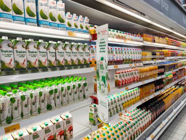 PENANG, MALAYSIA -25 Haziran 2020: Ticari kağıt ve şişelerde satılan meyve sularına odaklandı. Soğutucu rafta sergileniyor. Müşteri için bir fiyat etiketi yerleştirildi.