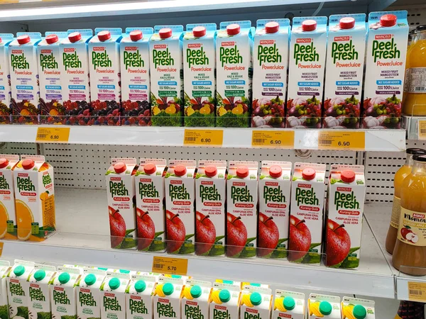 Malaysia June 2020 精选的重点是商业纸包装和瓶子中销售的果汁 在冷冻机架上展示 为顾客贴上价签 — 图库照片
