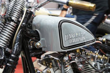 KUALA LUMPUR, MALAYSIA - 30 Temmuz 2020: Motosiklet baskılı Harley-Davidson motosiklet logoları üzerine odaklanmış. Bazı logolar sahibinin yaptığı kostümlerdi..  