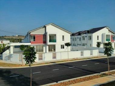 SEREMBAN, MALAYSIA - 20 NİSAN 2021: Malezya 'da yeni çift katlı lüks teras evi. İnşaat neredeyse tamamlandı. Modern ve çağdaş stili olan bir mimar tarafından tasarlandı.. 
