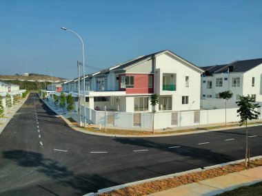 SEREMBAN, MALAYSIA - 20 NİSAN 2021: Malezya 'da yeni çift katlı lüks teras evi. İnşaat neredeyse tamamlandı. Modern ve çağdaş stili olan bir mimar tarafından tasarlandı.. 