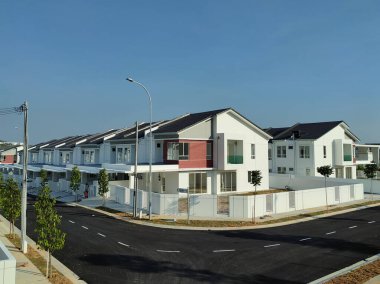 SEREMBAN, MALAYSIA - 20 NİSAN 2021: Malezya 'da yeni çift katlı lüks teras evi. İnşaat neredeyse tamamlandı. Modern ve çağdaş stili olan bir mimar tarafından tasarlandı.. 
