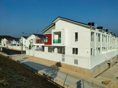 SEREMBAN, MALAYSIA - 20 NİSAN 2021: Malezya 'da yeni çift katlı lüks teras evi. İnşaat neredeyse tamamlandı. Modern ve çağdaş stili olan bir mimar tarafından tasarlandı.. 