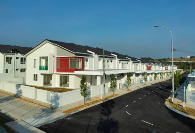 SEREMBAN, MALAYSIA - 20 NİSAN 2021: Malezya 'da yeni çift katlı lüks teras evi. İnşaat neredeyse tamamlandı. Modern ve çağdaş stili olan bir mimar tarafından tasarlandı.. 