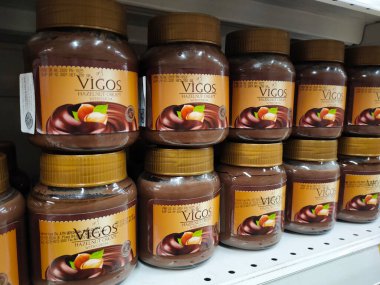 PenANG, Malezya - 12 Temmuz 2020: Bir şişedeki çikolata parçasına odaklanmış. Raflarda satışa sunuldu. Fiyat etiketi ile işaretlenmiş. Markaya göre sıralanır.