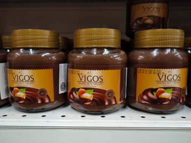 PenANG, Malezya - 12 Temmuz 2020: Bir şişedeki çikolata parçasına odaklanmış. Raflarda satışa sunuldu. Fiyat etiketi ile işaretlenmiş. Markaya göre sıralanır.