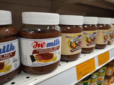 PenANG, Malezya - 12 Temmuz 2020: Bir şişedeki çikolata parçasına odaklanmış. Raflarda satışa sunuldu. Fiyat etiketi ile işaretlenmiş. Markaya göre sıralanır.