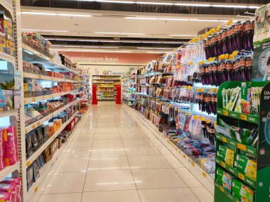 SEREMBAN, MALAYSIA 2 Mart 2021: bir hipermarketin içi. Günlük ihtiyaçlar ve bakkaliyeler satış raflarında ve fiyat etiketlerinde sergileniyor. Türüne ve markasına göre sıralanır.
