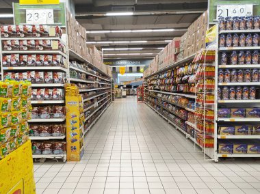SEREMBAN, MALAYSIA 2 Mart 2021: bir hipermarketin içi. Günlük ihtiyaçlar ve bakkaliyeler satış raflarında ve fiyat etiketlerinde sergileniyor. Türüne ve markasına göre sıralanır.