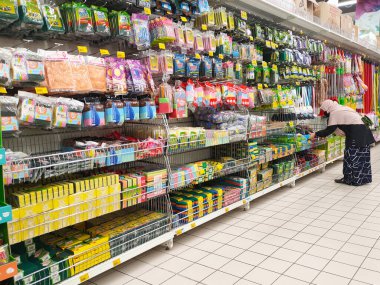 SEREMBAN, MALAYSIA 2 Mart 2021: bir hipermarketin içi. Günlük ihtiyaçlar ve bakkaliyeler satış raflarında ve fiyat etiketlerinde sergileniyor. Türüne ve markasına göre sıralanır.