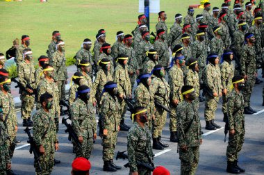 SEREMBAN, MALAYSIA - 31 Ağustos 2016: Üniformalı ve tamamen silahlı Malezyalı askerler. Bağımsızlık Günü 'nde onur konuğuna saygı ve gösteriş gösterisi düzenlemek.. 