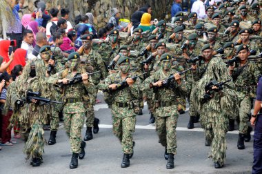 SEREMBAN, MALAYSIA - 31 Ağustos 2016: Üniformalı ve tamamen silahlı Malezyalı askerler. Bağımsızlık Günü 'nde onur konuğuna saygı ve gösteriş gösterisi düzenlemek.. 
