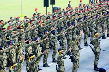 SEREMBAN, MALAYSIA - 31 Ağustos 2016: Üniformalı ve tamamen silahlı Malezyalı askerler. Bağımsızlık Günü 'nde onur konuğuna saygı ve gösteriş gösterisi düzenlemek.. 