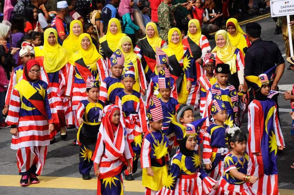 Kuala Lumpur Malaysia 2019 Malajské Šaty Malajské Vlajky Pochodování Ulicích — Stock fotografie
