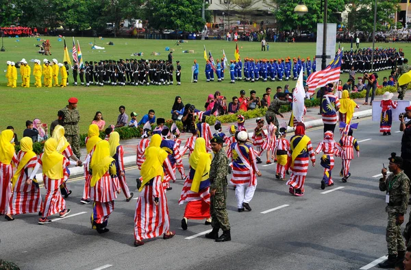 Kuala Lumpur Malaysia August 2019 Малайзійський Одяг Малайзійського Прапора Маршируючи — стокове фото