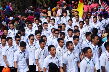 KUALA LUMPUR, MALAYSIA - 31 AĞUSTOS 2019: Malezyalı doktorlar Malezya 'nın Bağımsızlık Günü kutlamaları sırasında yürüyüş ve yürüyüş yapıyorlar.