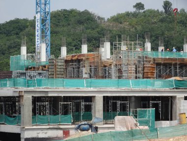 SEREMBAN, MALAYSIA -AĞUSTOS 1, 2020: beton sütun yapısı inşaat halinde. Kalıp ahşap biçimlendirme kullanır ve geçici olarak iskele ile desteklenir.
