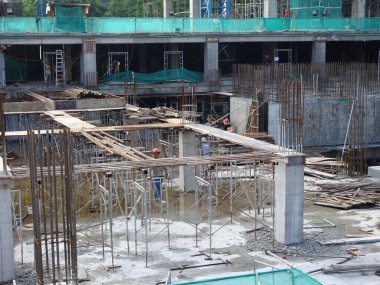 SEREMBAN, MALAYSIA -AĞUSTOS 1, 2020: beton sütun yapısı inşaat halinde. Kalıp ahşap biçimlendirme kullanır ve geçici olarak iskele ile desteklenir.