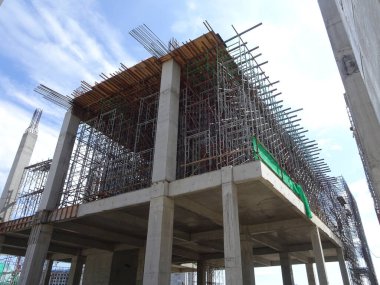 SEREMBAN, MALAYSIA -AĞUSTOS 1, 2020: beton sütun yapısı inşaat halinde. Kalıp ahşap biçimlendirme kullanır ve geçici olarak iskele ile desteklenir.
