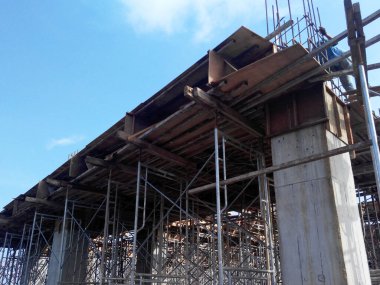 SEREMBAN, MALAYSIA -AĞUSTOS 1, 2020: beton sütun yapısı inşaat halinde. Kalıp ahşap biçimlendirme kullanır ve geçici olarak iskele ile desteklenir.
