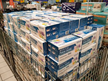 PenANG, MALAYSIA - 21 Mayıs 2020: Tek kullanımlık yüz maskeleri süpermarketlerde satışta. Damgasına ve tipine göre sıralanmış. Değişik renk ve kalıplarda gelir.