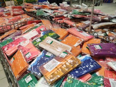 PenANG, MALAYSIA - 21 Mayıs 2020: Tek kullanımlık yüz maskeleri süpermarketlerde satışta. Damgasına ve tipine göre sıralanmış. Değişik renk ve kalıplarda gelir.