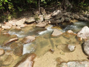 JERAM TOI, MALAYSIA -22 Ekim 2020: Malezya 'daki Jeram Toi Dinlenme Parkı' nda sıcak atmosfer. Ziyaretçiler tatilin ve aile pikniğinin tadını çıkarıyor.