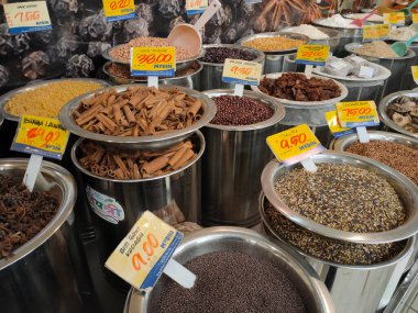 PENANG, MALAYSIA - 3 Mart 2021: Çeşitli türde kuru baharat ve bitkiler topluca ve ağırlıkla satılır. Müşterilerin seçmesini kolaylaştırmak için türüne göre sıralanır.