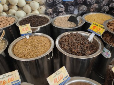 PENANG, MALAYSIA - 3 Mart 2021: Çeşitli türde kuru baharat ve bitkiler topluca ve ağırlıkla satılır. Müşterilerin seçmesini kolaylaştırmak için türüne göre sıralanır.