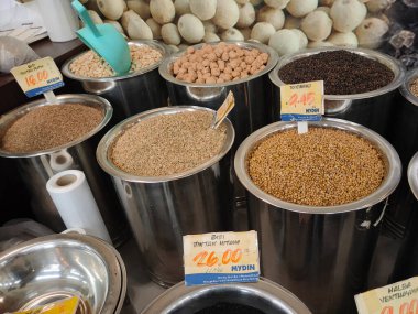 PENANG, MALAYSIA - 3 Mart 2021: Çeşitli türde kuru baharat ve bitkiler topluca ve ağırlıkla satılır. Müşterilerin seçmesini kolaylaştırmak için türüne göre sıralanır.