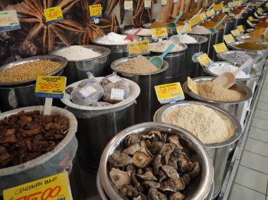 PENANG, MALAYSIA - 3 Mart 2021: Çeşitli türde kuru baharat ve bitkiler topluca ve ağırlıkla satılır. Müşterilerin seçmesini kolaylaştırmak için türüne göre sıralanır.