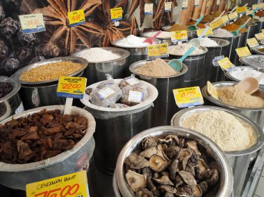 PENANG, MALAYSIA - 3 Mart 2021: Çeşitli türde kuru baharat ve bitkiler topluca ve ağırlıkla satılır. Müşterilerin seçmesini kolaylaştırmak için türüne göre sıralanır.