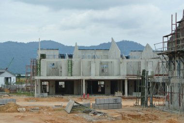 Seremban, Malezya - 16 Nisan 2020: Malezya 'da yeni çift katlı lüks teras inşaatı devam ediyor. Modern ve çağdaş stili olan bir mimar tarafından tasarlandı.. 