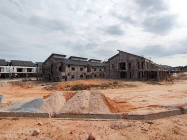 Seremban, Malezya - 16 Nisan 2020: Malezya 'da yeni çift katlı lüks teras inşaatı devam ediyor. Modern ve çağdaş stili olan bir mimar tarafından tasarlandı.. 