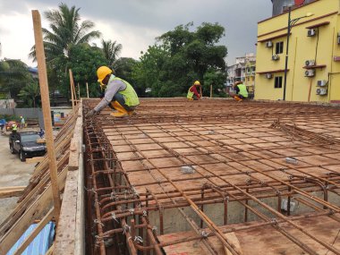 KUALA LUMPUR, MALAYSIA 23 Kasım 2020: inşaat halindeki zemin levhası. İnşaat işçileri kereste imalatı ve çelik takviye çubuğu yapıyorlar.. 