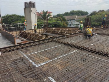 KUALA LUMPUR, MALAYSIA 23 Kasım 2020: inşaat halindeki zemin levhası. İnşaat işçileri kereste imalatı ve çelik takviye çubuğu yapıyorlar.. 