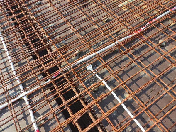 クアラルンプール マレーシア 2020年11月23日 建設中の床スラブを構築します 木造建築物を製作し 鉄筋を設置する建設労働者 — ストック写真