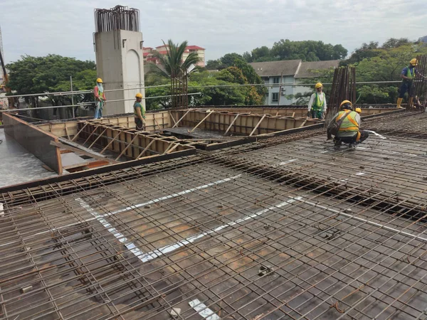 Kuala Lumpur Malaysia November 2020 Building Floor Slab Construction 建筑工人制造木材模板并安装钢筋 — 图库照片