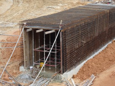 SELANGOR, MALAYSIA - 20 HAZİRAN 2021: İnşaat alanında inşaat halindeki beton kanal gideri. Sel baskınlarını önlemek için fırtına suyunu kanalize etmek için kullanılır.. 