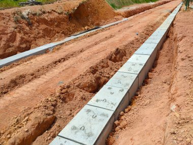 SELANGOR, MALAYSIA - 20 HAZİRAN 2021: İnşaat alanında inşaat halindeki beton kanal gideri. Sel baskınlarını önlemek için fırtına suyunu kanalize etmek için kullanılır.. 