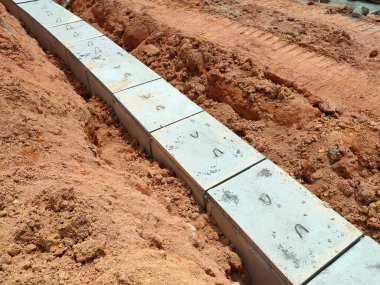 SELANGOR, MALAYSIA - 20 HAZİRAN 2021: İnşaat alanında inşaat halindeki beton kanal gideri. Sel baskınlarını önlemek için fırtına suyunu kanalize etmek için kullanılır.. 