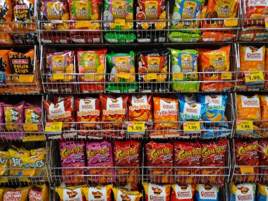 PENANG, MALAYSIA -APRIL 28, 2021: Seçici olarak markette raflarda bulunan çeşitli markalı abur cuburlar ve abur cuburlar üzerinde duruldu. Her birinin kendi fiyat etiketi var.. 