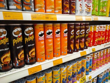 PENANG, MALAYSIA -APRIL 28, 2021: Seçici olarak markette raflarda bulunan çeşitli markalı abur cuburlar ve abur cuburlar üzerinde duruldu. Her birinin kendi fiyat etiketi var.. 