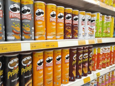 PENANG, MALAYSIA -APRIL 28, 2021: Seçici olarak markette raflarda bulunan çeşitli markalı abur cuburlar ve abur cuburlar üzerinde duruldu. Her birinin kendi fiyat etiketi var.. 