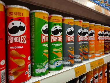 PENANG, MALAYSIA -APRIL 28, 2021: Seçici olarak markette raflarda bulunan çeşitli markalı abur cuburlar ve abur cuburlar üzerinde duruldu. Her birinin kendi fiyat etiketi var.. 