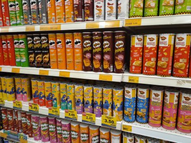 PENANG, MALAYSIA -APRIL 28, 2021: Seçici olarak markette raflarda bulunan çeşitli markalı abur cuburlar ve abur cuburlar üzerinde duruldu. Her birinin kendi fiyat etiketi var.. 