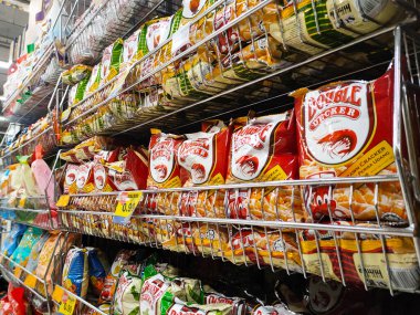 PENANG, MALAYSIA -APRIL 28, 2021: Seçici olarak markette raflarda bulunan çeşitli markalı abur cuburlar ve abur cuburlar üzerinde duruldu. Her birinin kendi fiyat etiketi var.. 