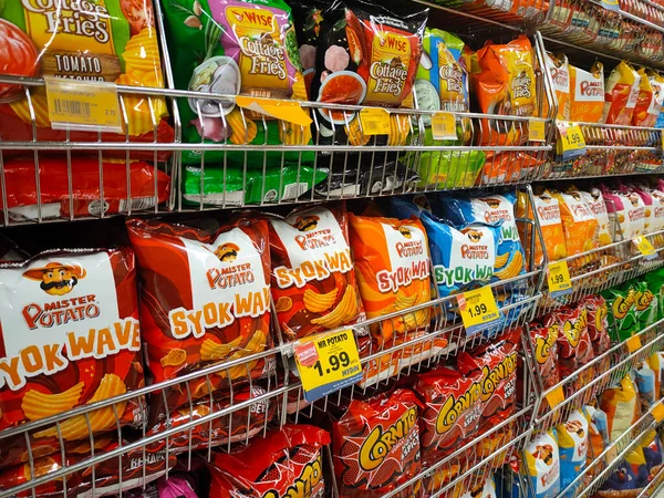 彭先生 Malaysia April 2021 选择性地专注于包装好的各种品牌垃圾食品和小吃放在架子上并在超级市场上销售 每个公司都有自己的价格标签 — 图库照片