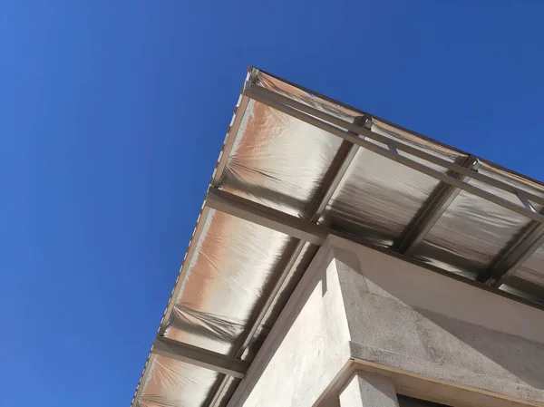 铝箔片被用作屋顶的保温材料 放置在屋顶层之下 它可以减少从阳光下传送到大楼的热量 — 图库照片